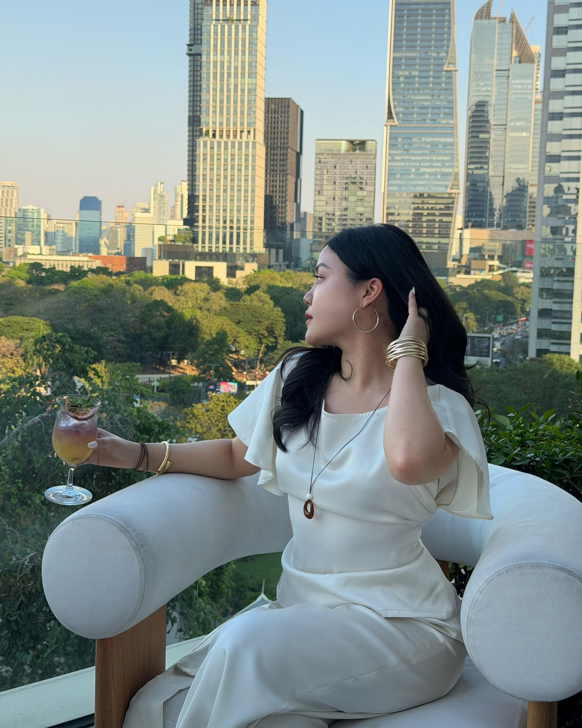 Comfort you can feel. Structure you can see.✨Satin bat sleeve top〰️Price: 1,790.-〰️ Color: cream, black〰️Size:S - bus...