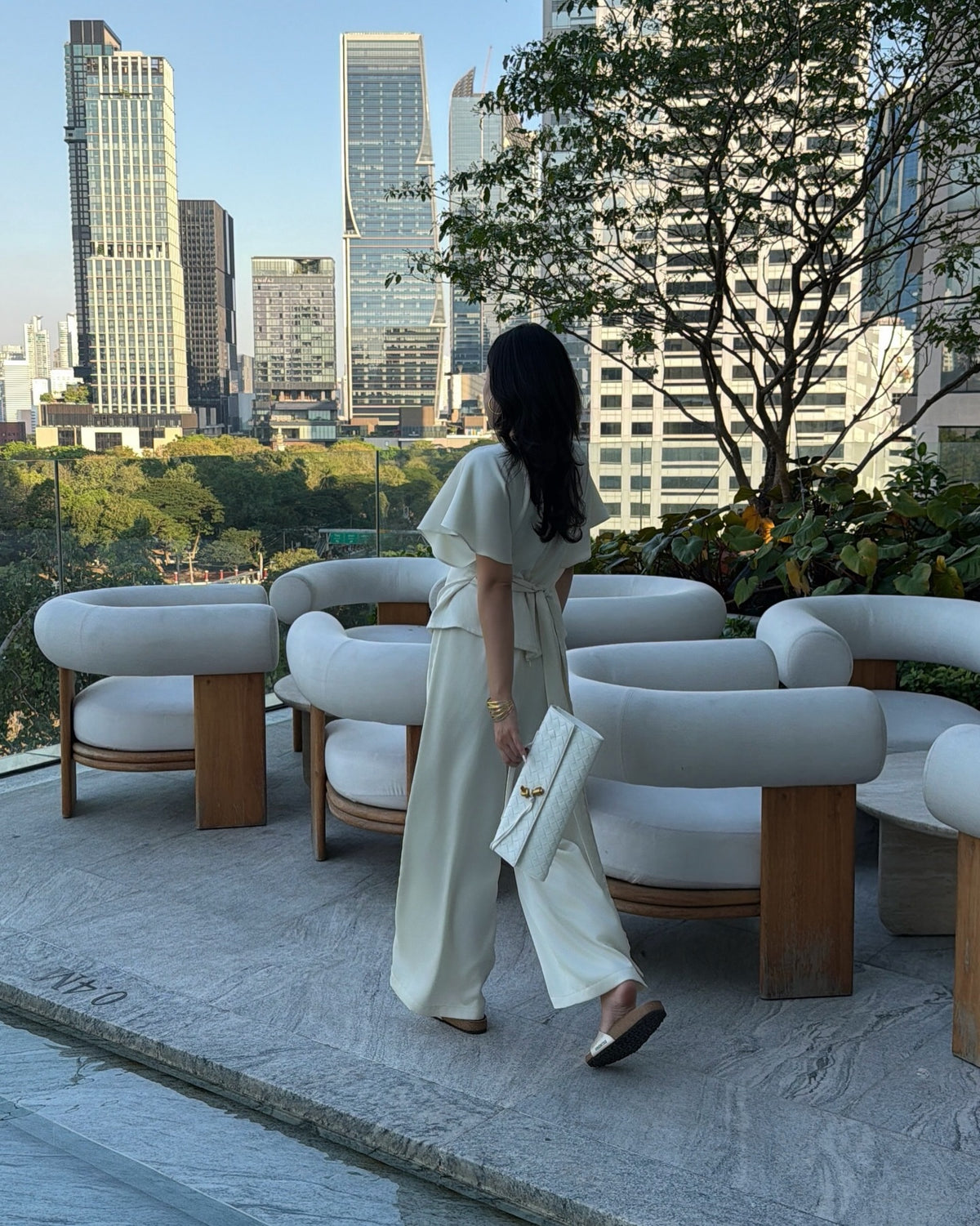 Comfort you can feel. Structure you can see.✨Satin bat sleeve top〰️Price: 1,790.-〰️ Color: cream, black〰️Size:S - bus...