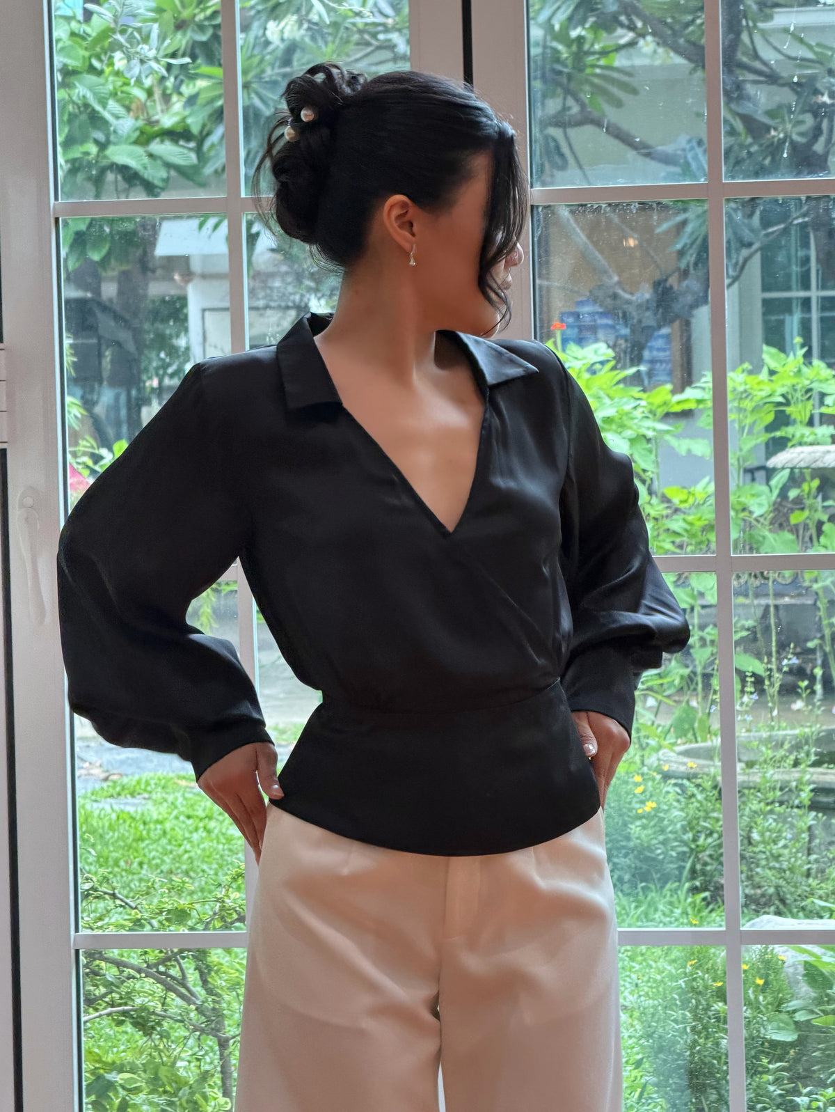 Moon pearl set 🐚🌙〰️Price: Top 3,290.- / Skirt 2,790.-〰️Color: White, Black〰️Size: XXS-3XL〰️Fabric: Silk satin#rvessen...