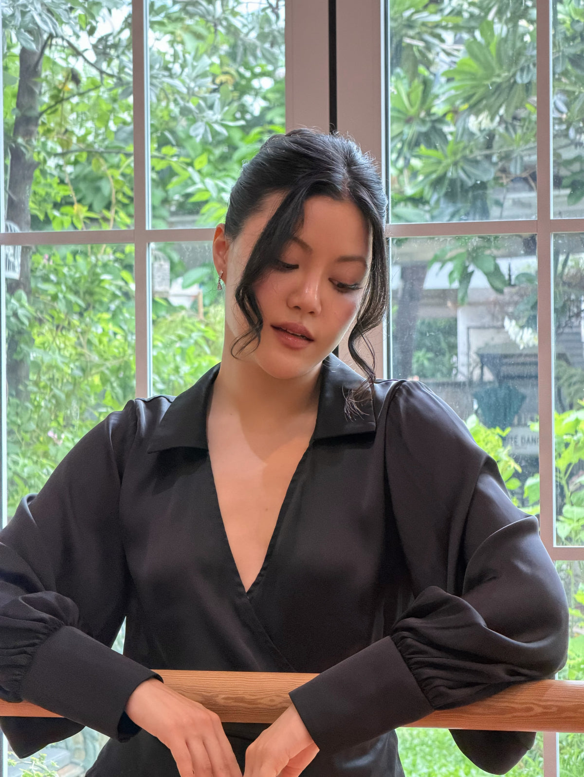 Moon pearl set 🐚🌙〰️Price: Top 3,290.- / Skirt 2,790.-〰️Color: White, Black〰️Size: XXS-3XL〰️Fabric: Silk satin#rvessen...