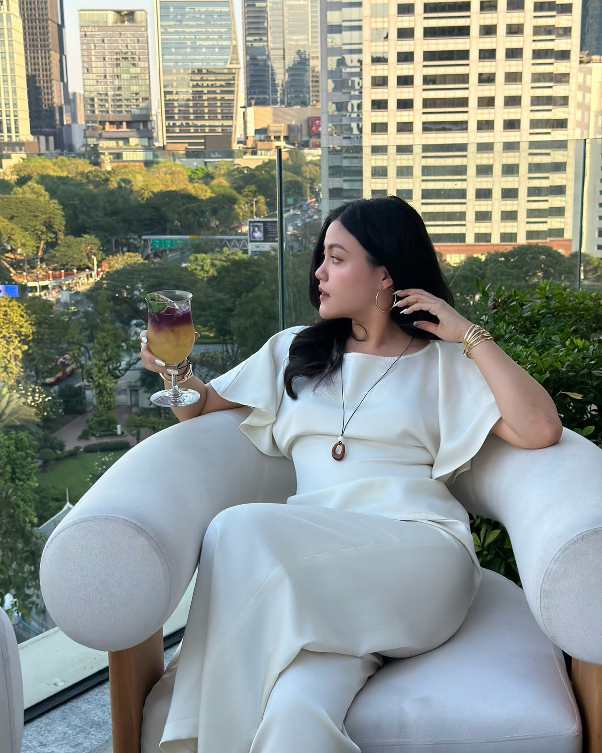 Comfort you can feel. Structure you can see.✨Satin bat sleeve top〰️Price: 1,790.-〰️ Color: cream, black〰️Size:S - bus...