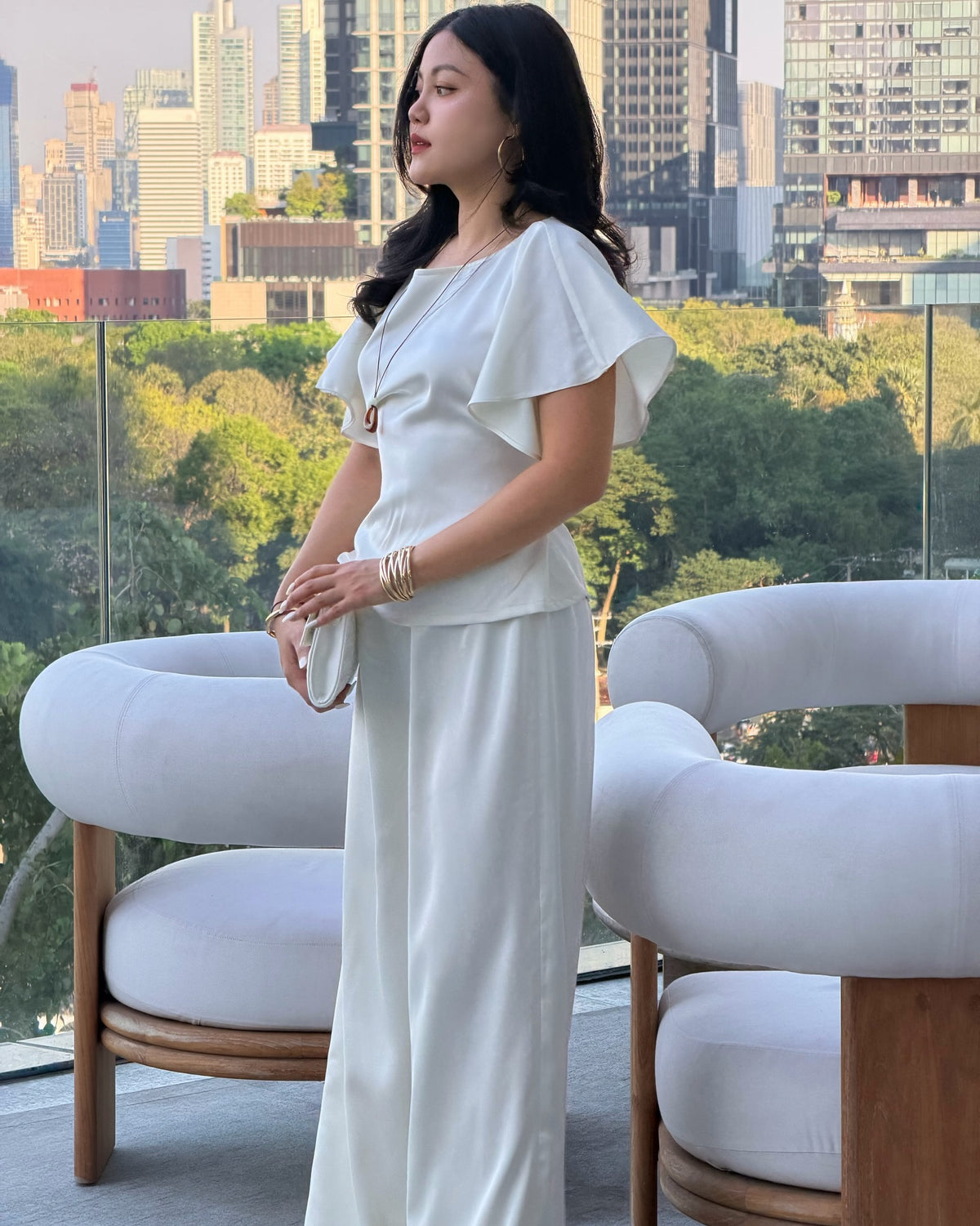 Comfort you can feel. Structure you can see.✨Satin bat sleeve top〰️Price: 1,790.-〰️ Color: cream, black〰️Size:S - bus...