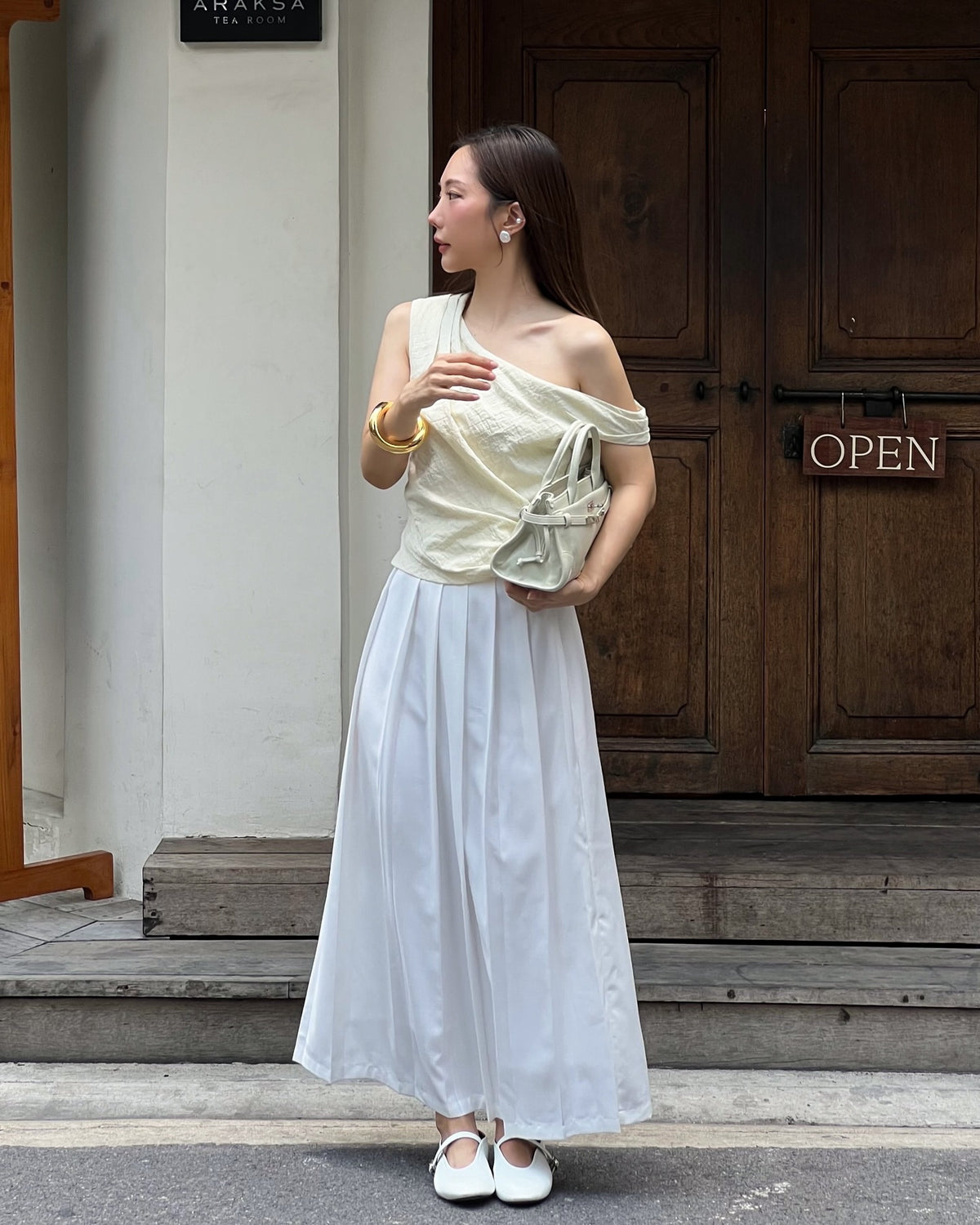 Spotted k. @lynladalert in Asymmetric top (1,990.-) and Pleated Maxi Skirt (3,290.-)#rvessentialasymmetrictop #rvesse...