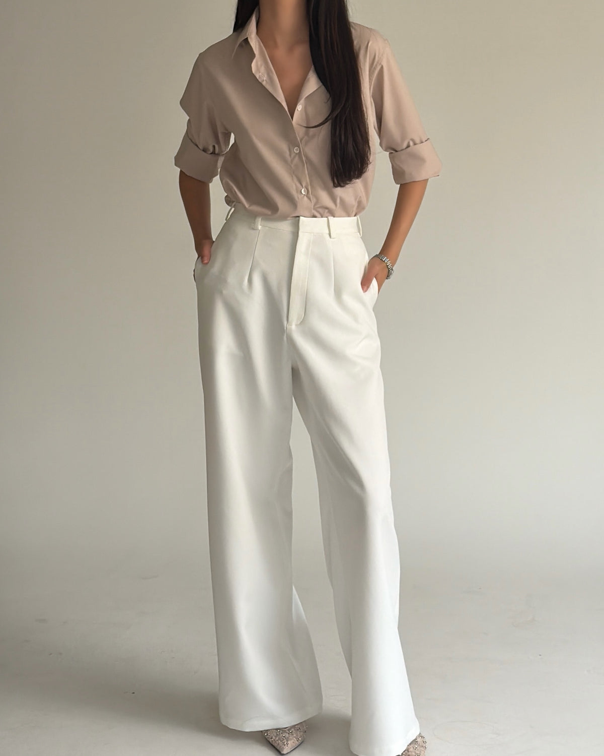 Top: Essentials Cotton shirt in beigeBottom: Midnight trousers in white#rvessentialscottonshirt #rvessentialsmidnight...