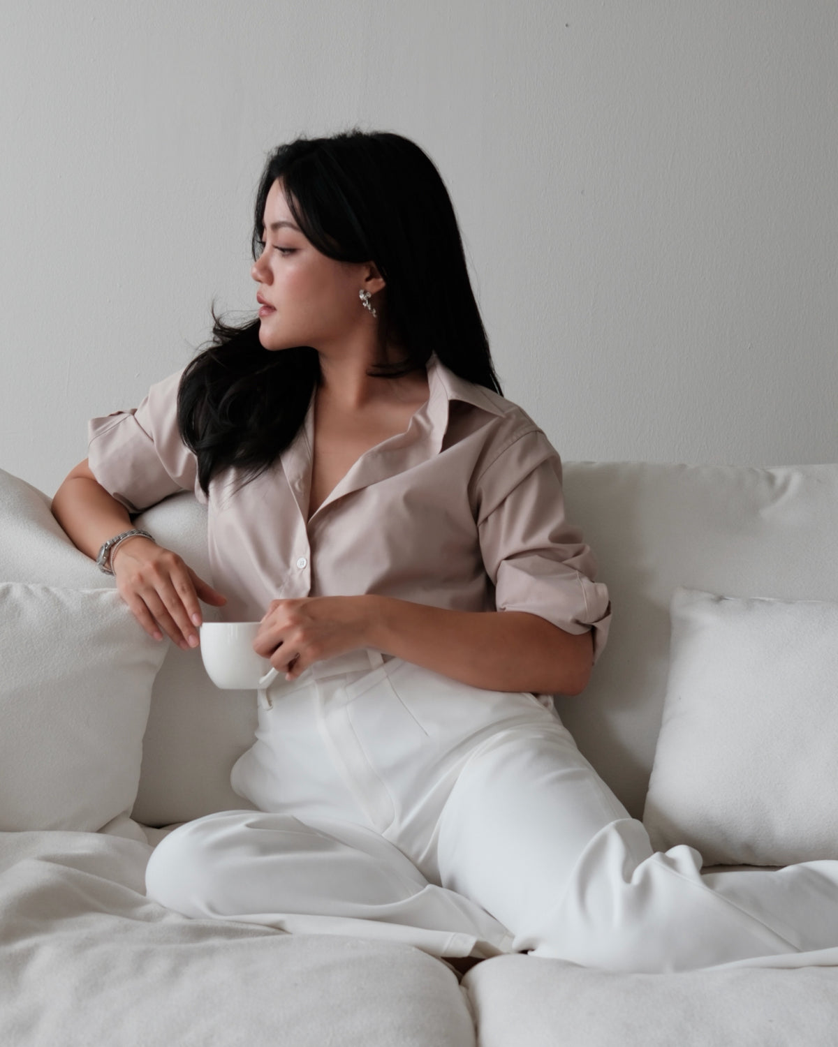 Top: Essentials Cotton shirt in beigeBottom: Midnight trousers in white#rvessentialscottonshirt #rvessentialsmidnight...